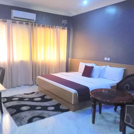 Fawzy Hotel Ibadan Bagian luar foto