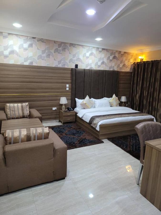 Fawzy Hotel Ibadan Bagian luar foto