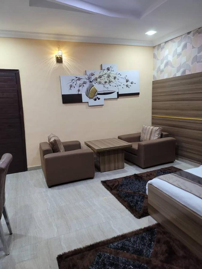 Fawzy Hotel Ibadan Bagian luar foto
