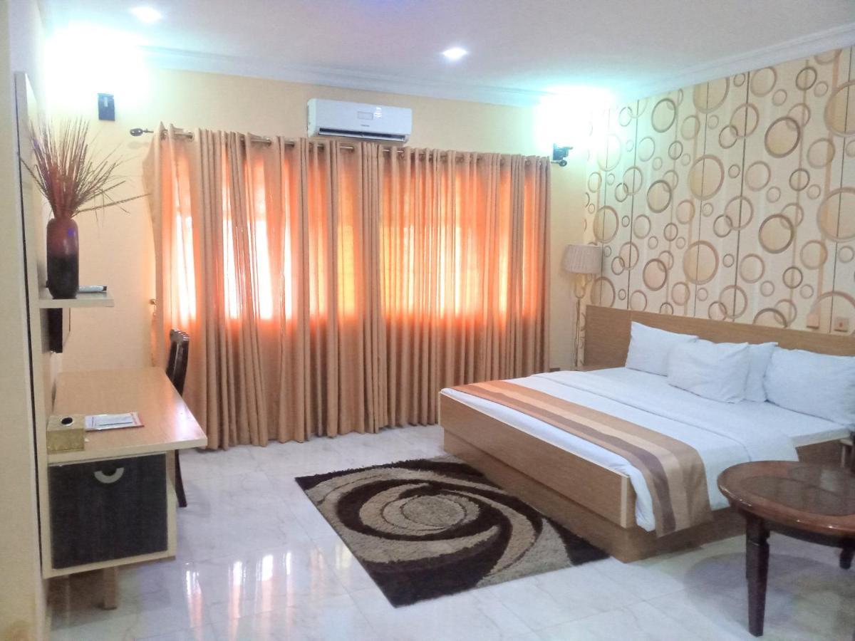 Fawzy Hotel Ibadan Bagian luar foto