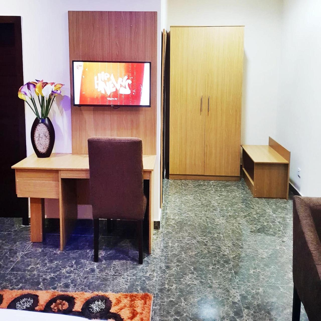 Fawzy Hotel Ibadan Bagian luar foto
