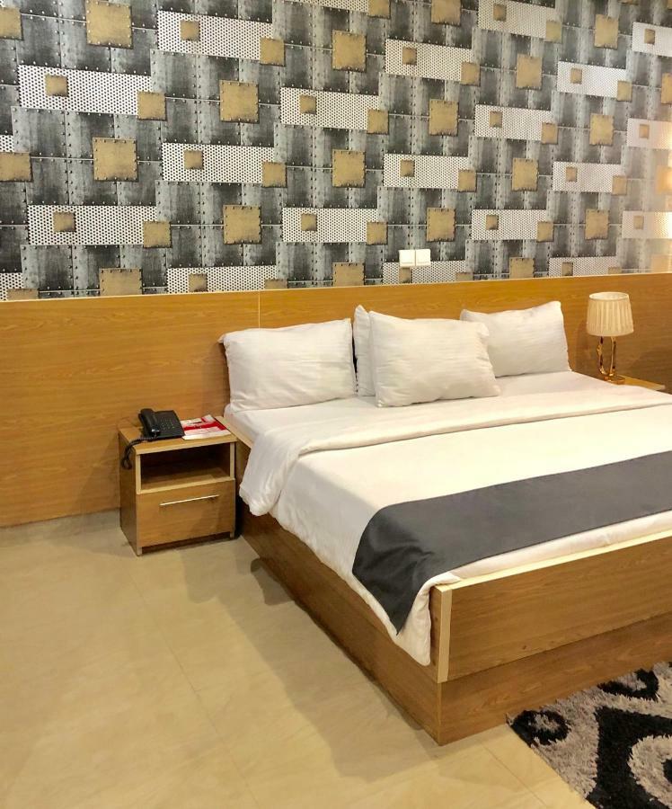 Fawzy Hotel Ibadan Bagian luar foto