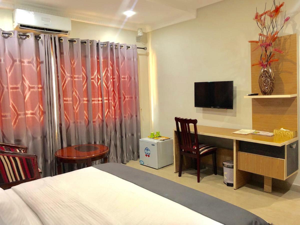 Fawzy Hotel Ibadan Bagian luar foto